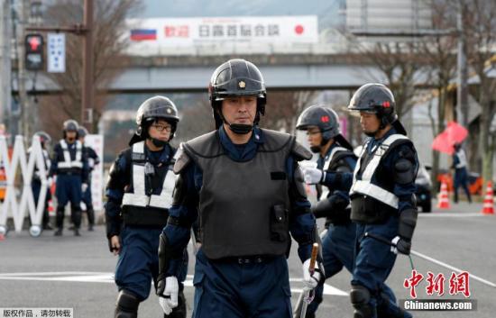 当地时间2016年12月14日，日本长门市，警察检查日俄领导人即将会面的地点附近的庭院。日本首相安倍晋三将于12月15日与俄罗斯总统普京会谈。