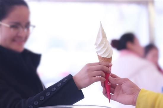 滴滴快车冰淇淋主题店亮相郑州 引市民围观