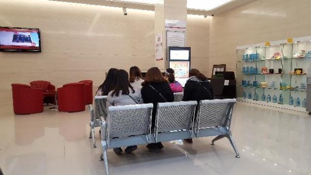 图为14日下午等待办理退卡的商洛学院学生