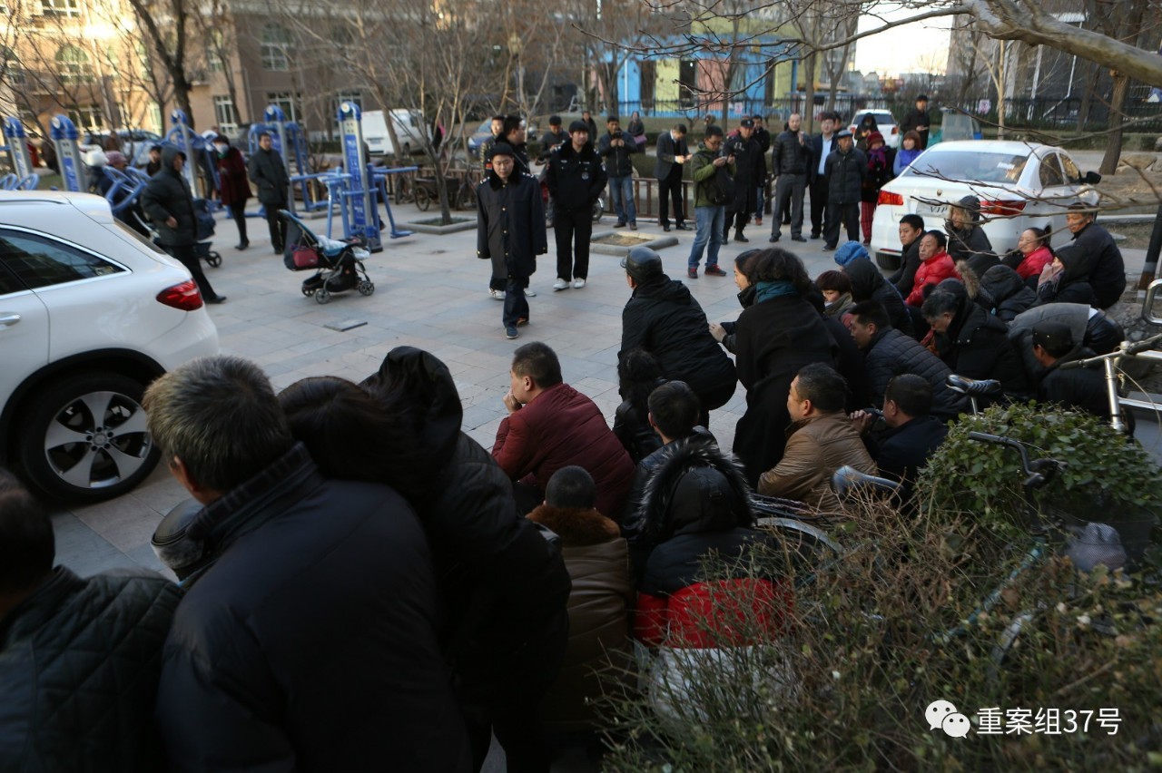 12月15日的联合行动共控制涉嫌传销人员200余名。    新京报记者 侯少卿 摄