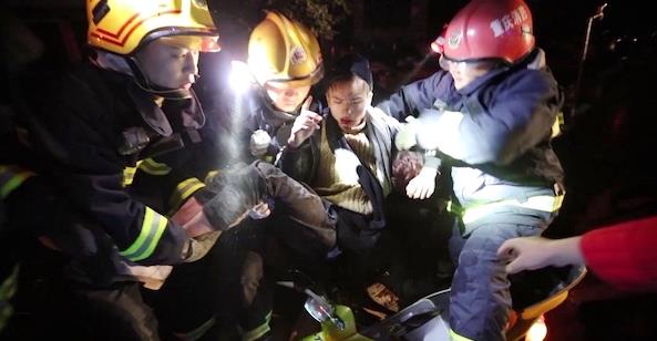 花式作死 凌晨男子酒驾骑摩托被卡进排水沟