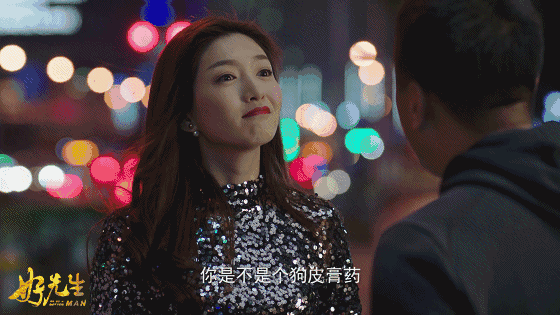 到处是求她口红色号的,她还在微博说,那个色号是化妆师用两只调出来