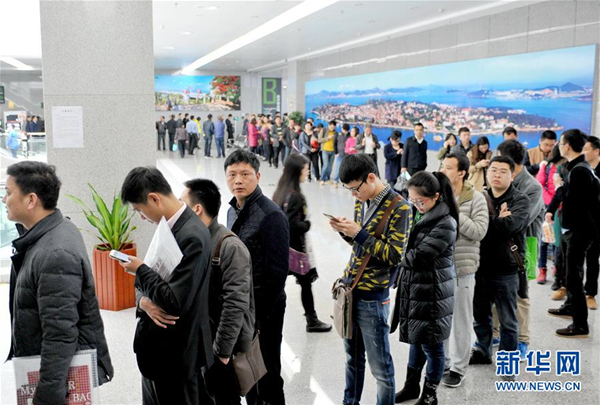 市民在厦门市行政服务中心排队办理落户手续。新华社记者林善传摄