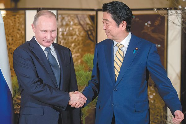  15日，安倍在苦等几小时后，终于在山口迎到普京。