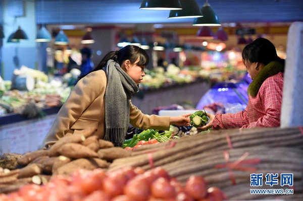 市民在郑州市纬四路菜市选购蔬菜。新华社记者李博摄