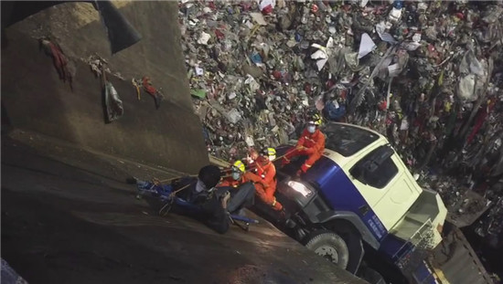 运输车滑落8米坑 驾驶员被压垃圾堆|驾驶员|运