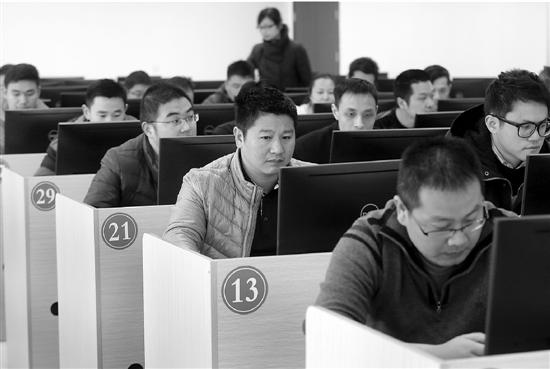 昨日，杭州市网约车考试在汽车高级技工学校首次开考。 林云龙 摄