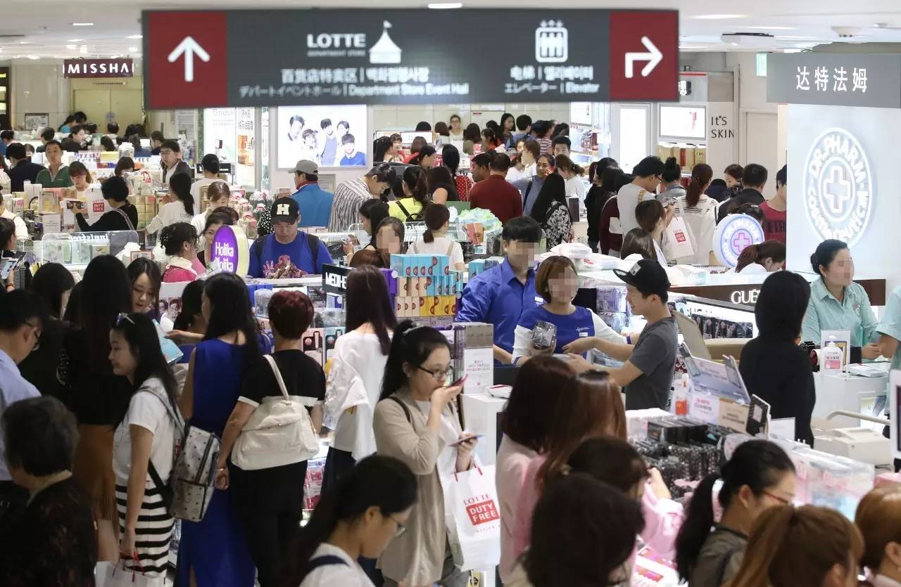 资料图：中国游客在韩国免税店抢购