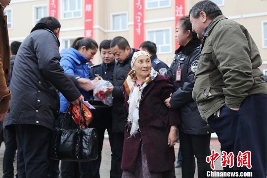 新疆呼图壁6.2级地震灾民的“暖冬”（组图）