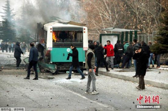 当地时间12月17日，土耳其中部城市开塞利市一所大学附近17日发生炸弹爆炸事件，造成旁边一辆巴士上的13名士兵死亡。