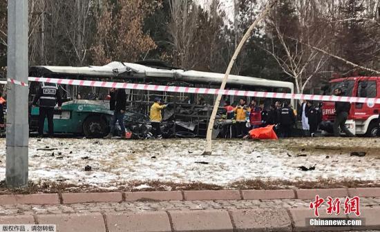 法新社援引土耳其军方的消息称，汽车炸弹爆炸造成附近巴士上的13名士兵死亡。图为遇袭巴士。