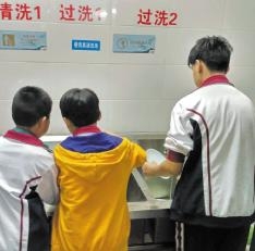 孩子们吃完饭自己动手洗碗