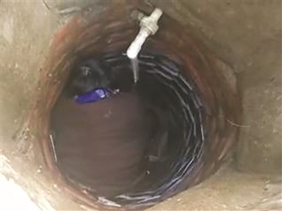 ▶老人掉入水井中。