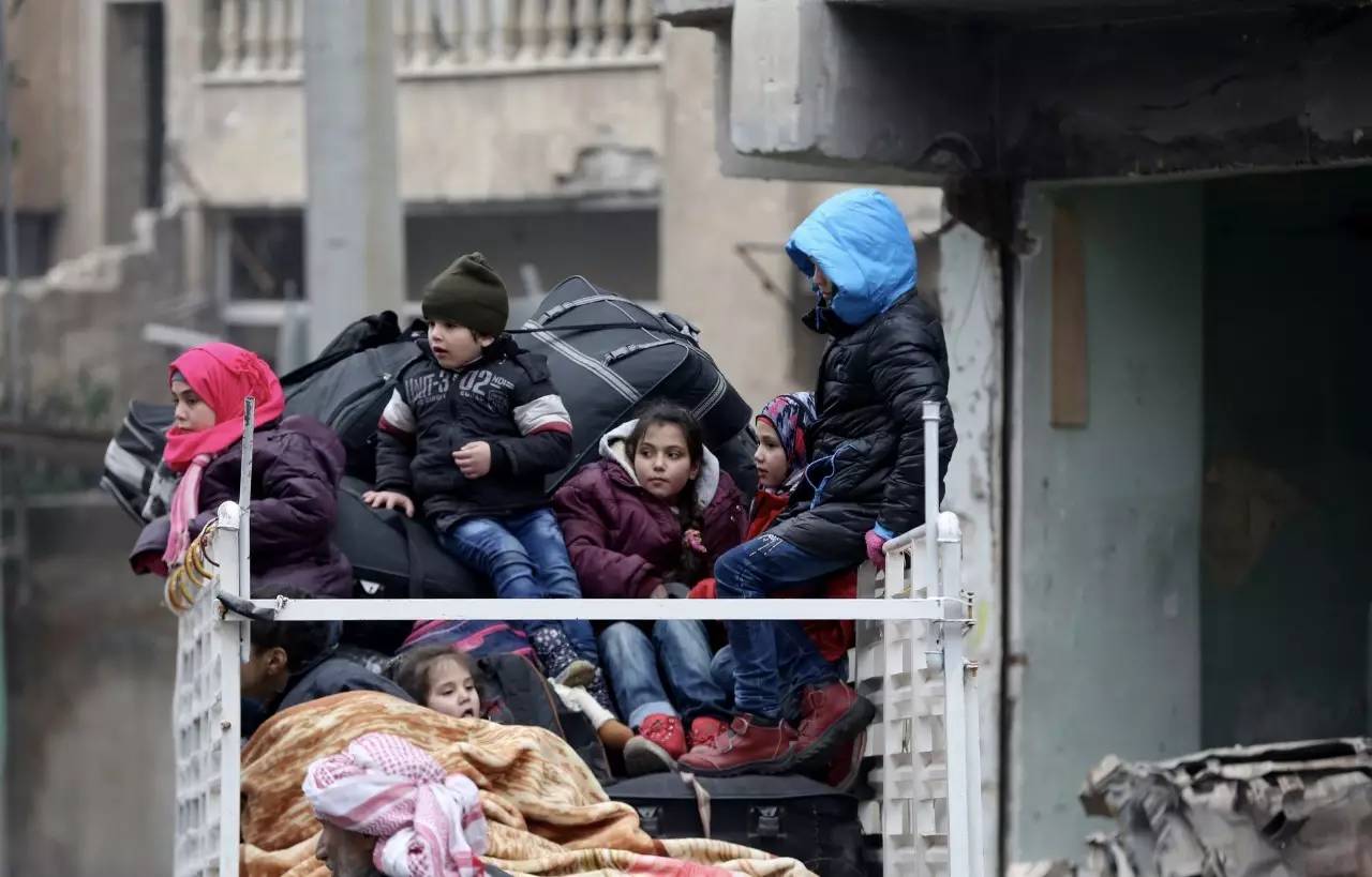 △当地时间12月16日，叙利亚阿勒颇，反政府武装分子及家属持续从当地撤离。