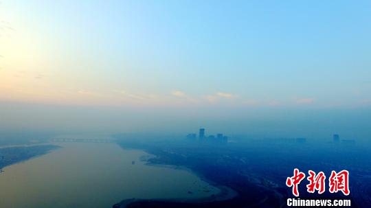 江苏气温回升雾霾持续 13个城市均遭“灰霾”笼罩