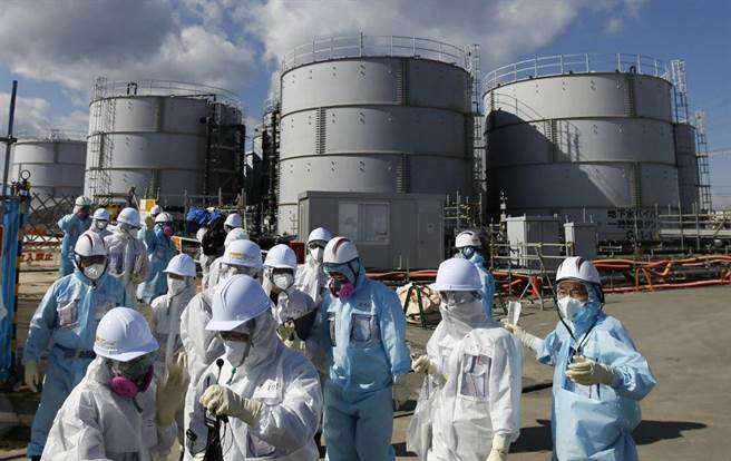 图为核灾后，穿着防辐射衣进入福岛核电厂采访的媒体团。（图片来源：台湾《中时电子报》）