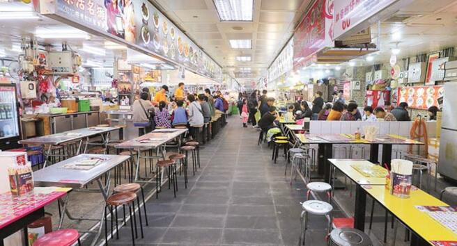 　　陆客赴台旅游人数锐减，原本人潮络绎不绝的台北士林夜市，用餐时间仍有不少店家冷冷清清。（图片来源：台湾《中国时报》）