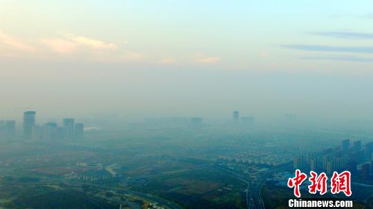 江苏气温回升雾霾持续 13个城市均遭“灰霾”笼罩