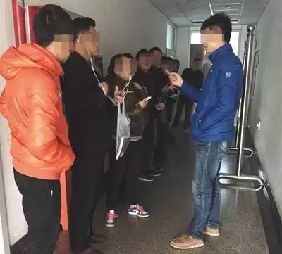 △10月31日，北京某三甲医院内，招募中介查看受试者身份证。（图/新京报）