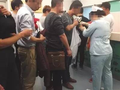 △11月3日，北京一大医院，试药体检筛查中，医生为受试者筛查针眼。（图/新京报）