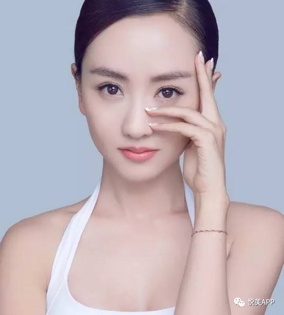 大杏仁眼加上唇珠明显的樱桃嘴   才让杨蓉在辣么多古装剧里看着耐