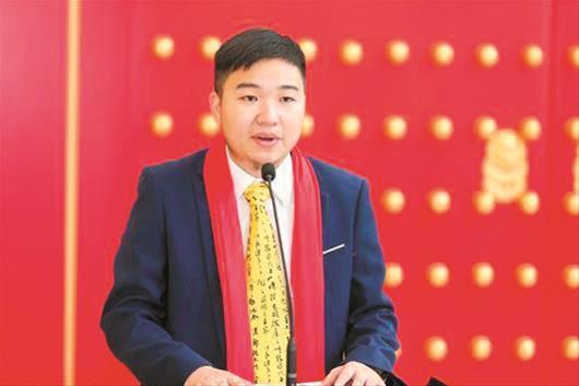 图文：麻城小伙荣获年度经济新闻人物