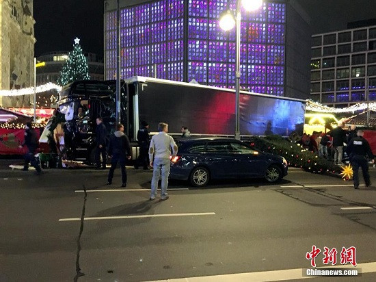 当地时间12月19日晚20时左右，德国首都柏林市中心布赖特沙伊德广场圣诞市场遭一辆货车闯入。