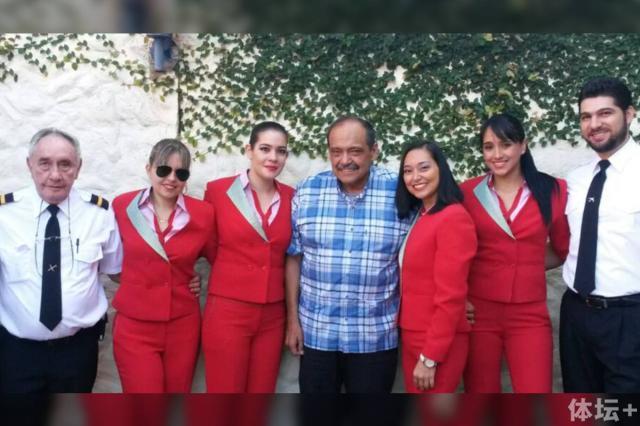 甘博亚（左四）