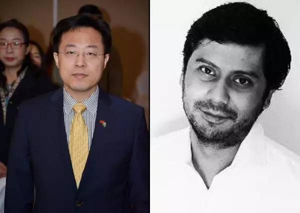 中国驻巴基斯坦大使馆临时代办赵立坚（左）与《黎明报》记者阿尔梅达（右）