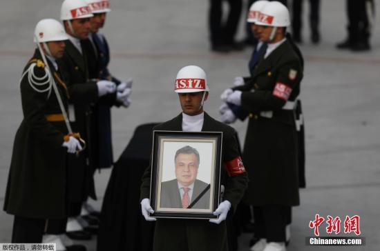 　当地时间2016年12月20日，土耳其安卡拉，遇刺身亡的俄罗斯驻土耳其大使卡尔洛夫的遗体将搭载飞机返回俄罗斯。