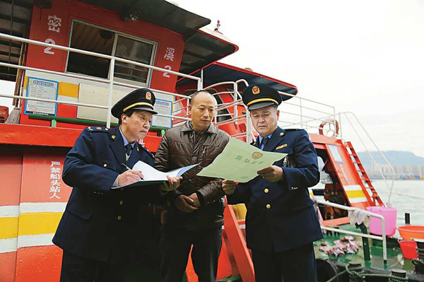 重庆市工商局万州区分局组织清理整治水路航运