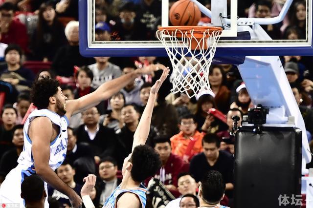 杰瑞特差点完成隔扣周琦