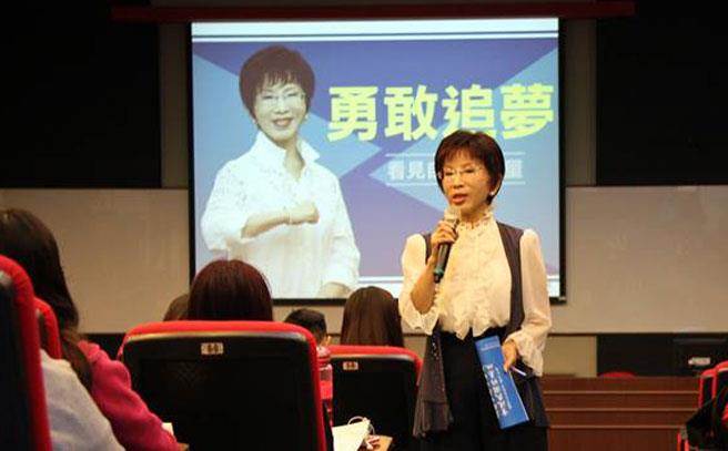  中国国民党党主席洪秀柱22日到台中修平科技大学演讲，演讲主题为“勇敢追梦-看见自己的力量”。（图片来源：修平学生Facebook）