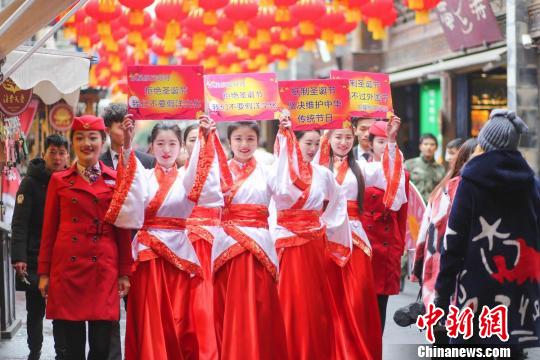学生着汉服呼吁维护中华传统节日　刀剑　摄