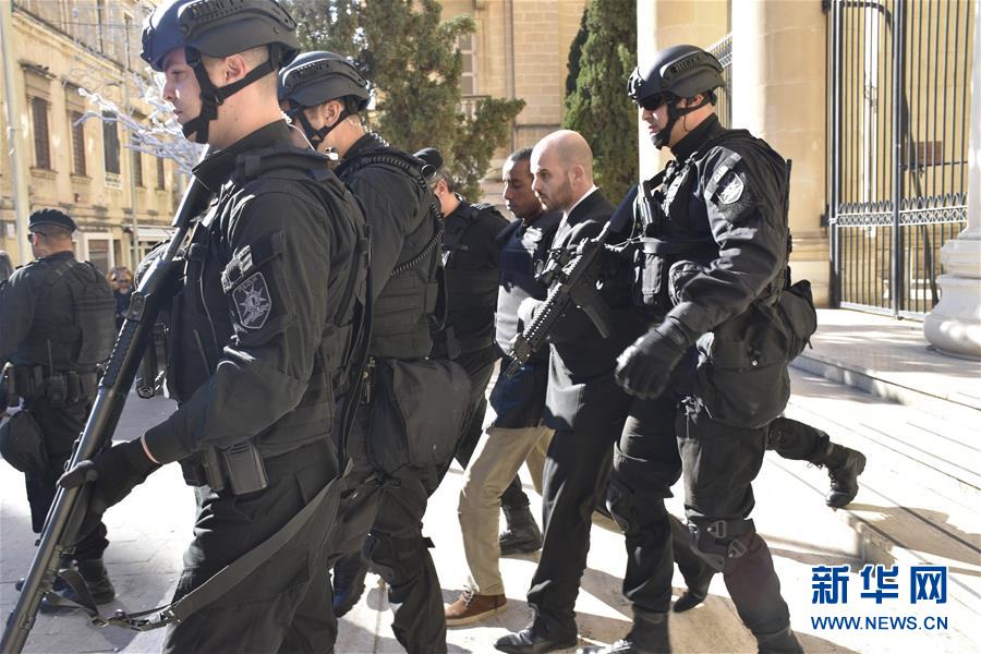 25日中午12时，两名嫌疑人身穿防弹背心，被全副武装的警卫押送到马耳他法院受审。