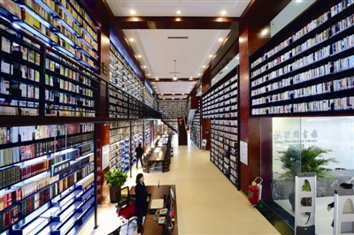 杭州版哈利·波特图书馆开放 书柜高达8米占据