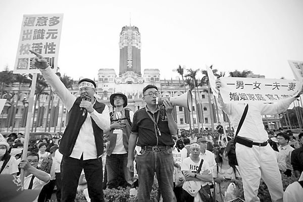  26日，反同婚人士在台湾“总统府”前抗议。