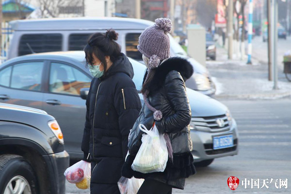 昨天，辽宁气温骤降，公众出行包裹严实。高峻 摄