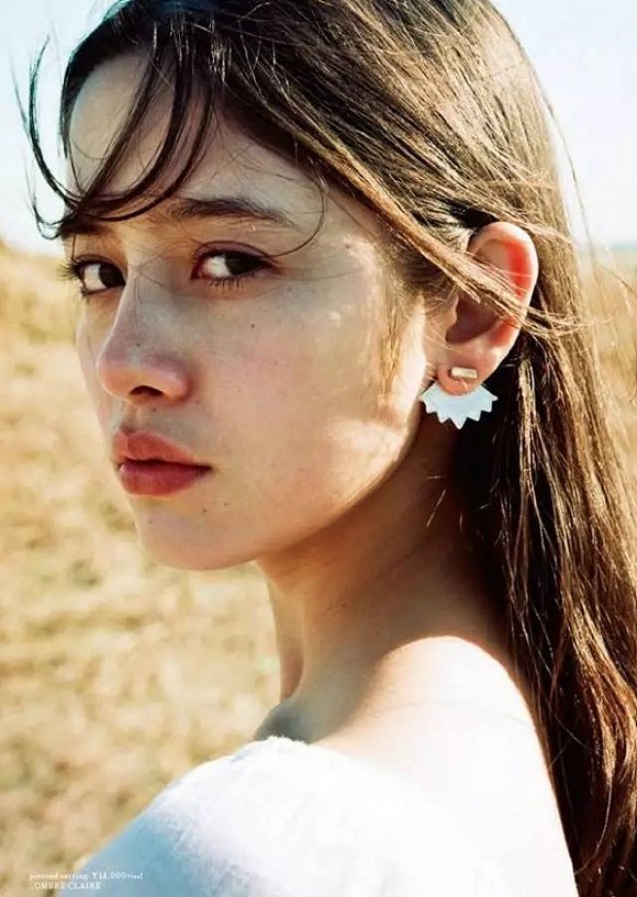 每次网红脸一刷屏,我只想打开硬盘看她