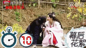 导演一个人在旁边喊再来一次,结果人俩根本没松嘴