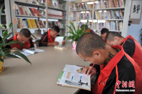 资料图:2016年9月6日,强制戒毒学员在图书室内看书。云南省第一强制戒毒所未成年人大队自2014年成立以来,专门针对未成年人戒毒者进行集中管理教育,这里的“教学”环境像学校一样,设有文体活动室、多媒体教室等教学娱乐区域,还设有职业技能培训课程。据了解,该大队未成年人戒毒者离开戒毒所后,复吸率仅有10%。<a target=\'_blank\' href=\'http://www.chinanews.com/\'>中新社</a>记者 任东 摄