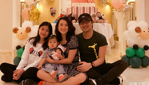 正文 12月27日是章子怡与汪峰的女儿醒醒一周岁的生日,章子怡为爱女