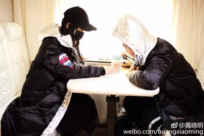 辣眼睛or美得飞起？羽绒服检验明星时尚感
