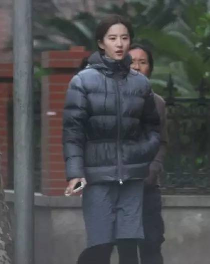辣眼睛or美得飞起？羽绒服检验明星时尚感
