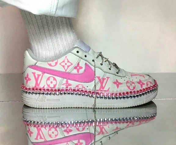 她恶搞了所有奢侈品大牌 然而这些山寨设计分