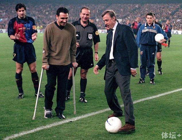 1999年，搀扶着拐杖的欧塞维奥和恩师克鲁伊夫为一场纪念赛开球。