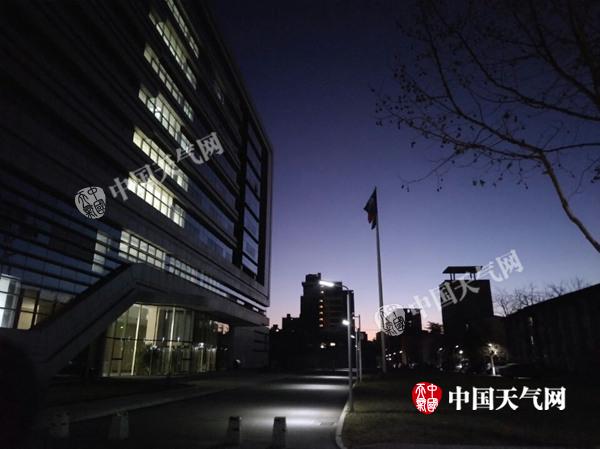 12月29日7时许,北京依然可见蓝天。