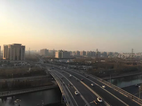 12月29日16时，北京海淀区车道沟桥附近天空灰蒙蒙。（来源：气象北京微信公众号）