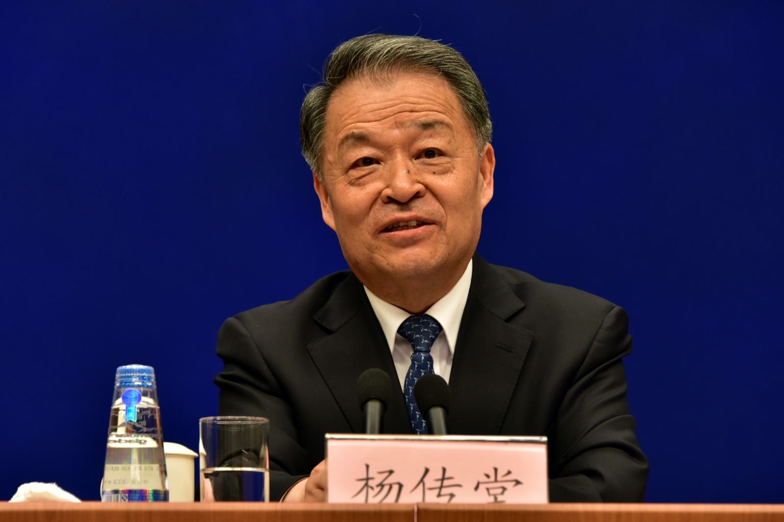 中国快递业位居世界第一年快递量300亿件