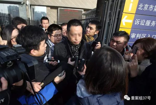 　▲周去露父亲在法院外接受媒体记者采访。新京报记者 王贵彬 摄